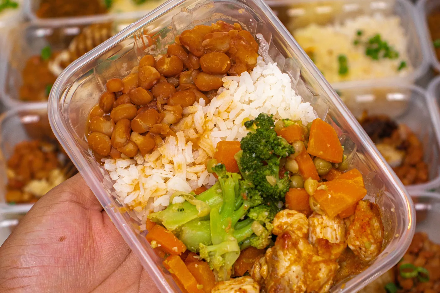 Marmita com arroz, feijão, frango e legumes