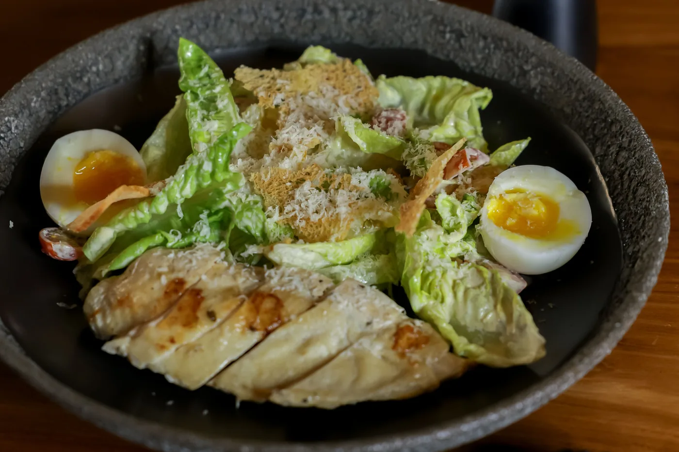 Prato equilibrado com proteína e salada